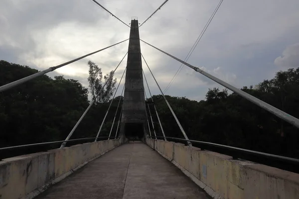 Пешеходный Кабельный Мост Через Бурные Воды Реки Пирасикаба — стоковое фото