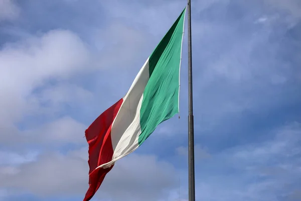 Italská Vlajka Vlající Jasném Středomořském Slunci Stožáru Stojící Italské Modré — Stock fotografie