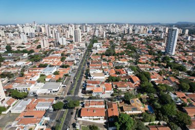 Piracicaba şehri, Brezilya, Panorama hava manzaralı Haziran 2023. Carlos Botelho Bulvarı. Yüksek kalite fotoğraf