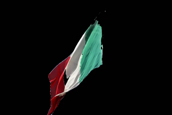 イタリアの旗は イタリアの青い空に立っている旗竿に明るい地中海の太陽の下で吹いています 高品質の写真 — ストック写真