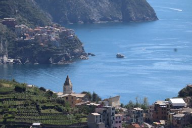 Renkli köy Corniglia 'nın manzarası ve Cinque Terre, İtalya' daki okyanus kıyıları. Yüksek kalite fotoğraf