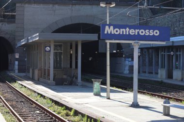 Üzerinde Monterosso yazan İtalyan panosu tabelası. Yüksek kalite fotoğraf