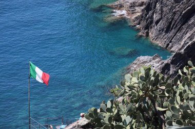 İtalya 'da Cinque Terre' de okyanus geçmişi olan bir bayrak. Yüksek kalite fotoğraf