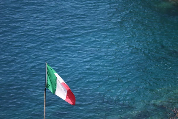 Italia Bandiera Con Sfondo Oceanico Cinque Terre Italia Foto Alta — Foto Stock