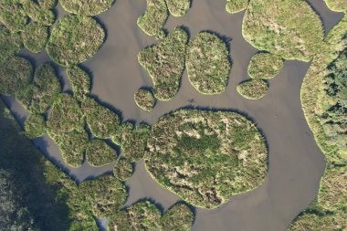 Brezilya, Sao Paulo 'daki Paraiba Vadisi' ndeki Paraiba Nehri kıyısındaki kum çıkarma limanının havadan görüntüsü. Yüksek kalite fotoğraf
