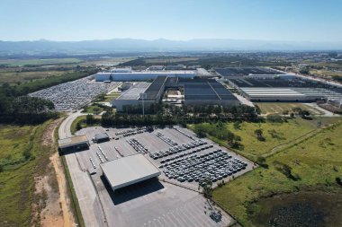Taubate, Brezilya: 15 Temmuz 2023. Fabrikanın otoparkındaki yeni arabaların hava manzarası. Volkswagen otomotiv fabrikası Brezilya 'da. Lojistik işi. Yüksek kalite fotoğraf