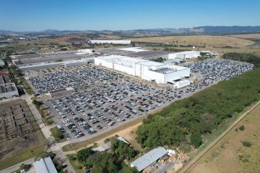 Taubate, Brezilya: 15 Temmuz 2023. Fabrikanın otoparkındaki yeni arabaların hava manzarası. Volkswagen otomotiv fabrikası Brezilya 'da. Lojistik işi. Yüksek kalite fotoğraf