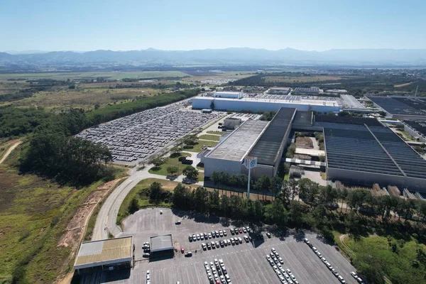 Taubate, Brezilya: 15 Temmuz 2023. Fabrikanın otoparkındaki yeni arabaların hava manzarası. Volkswagen otomotiv fabrikası Brezilya 'da. Lojistik işi. Yüksek kalite fotoğraf