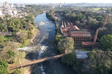 Piracicaba nehri şelalesi aynı isimli şehirde. Yüksek kalite fotoğraf