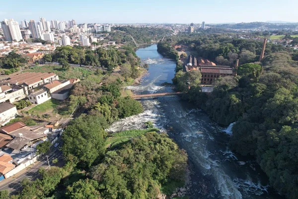 Piracicaba nehri şelalesi aynı isimli şehirde. Yüksek kalite fotoğraf