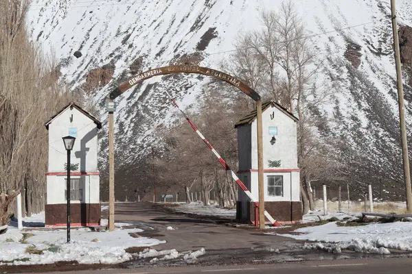 Güzel bir dağ manzarası. Karlı dağlar. Uspallata, Mendoza, Arjantin 'deki güzel karlı dağlar. Arjantin Peyzajı. Yüksek kalite fotoğraf