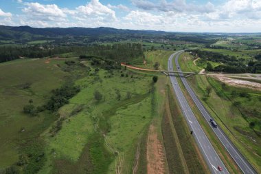 Carvalho Pinto otoyolu, Cacapava, Sao Paulo, Brezilya. Güneşli bir 2023 Aralığında insansız hava aracı görüntüsü.