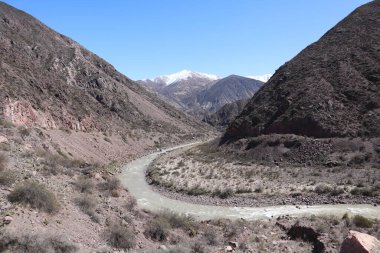 Usapatalla, Arjantin 'deki dağların arasındaki güzel yol manzarası. Yüksek kalite fotoğraf