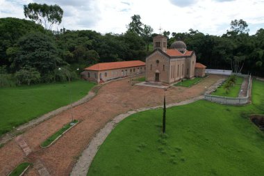 Piracicaba 'daki Monte Alegre mahallesindeki Aziz Peter Şapeli. İçi Volpi tarafından fresklerle süslenmiş.