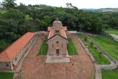 Piracicaba 'daki Monte Alegre mahallesindeki Aziz Peter Şapeli. İçi Volpi tarafından fresklerle süslenmiş.