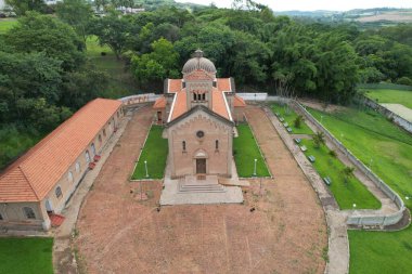 Piracicaba 'daki Monte Alegre mahallesindeki Aziz Peter Şapeli. İçi Volpi tarafından fresklerle süslenmiş.