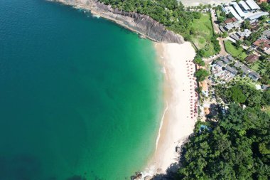 Sununga Plajı - Ubatuba, Brezilya 2024, Ocak. Bir yaz sabahı İHA görüntüsü.