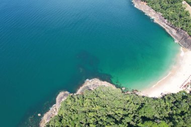 Ubatuba, Brezilya 'daki Lazaro sahilinin insansız hava aracı görüntüsü. Ocak 2024. Yüksek kalite fotoğraf