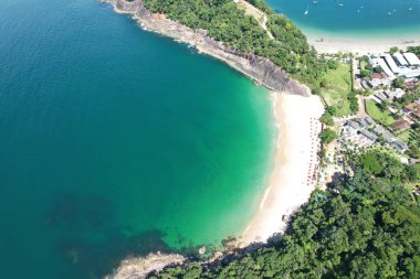 Sununga Plajı - Ubatuba, Brezilya 2024, Ocak. Bir yaz sabahı İHA görüntüsü.