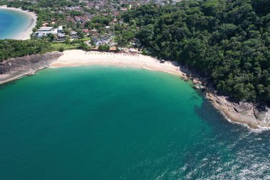 Sununga Plajı - Ubatuba, Brezilya 2024, Ocak. Bir yaz sabahı İHA görüntüsü.