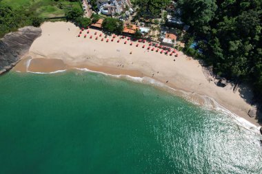 Sununga Plajı - Ubatuba, Brezilya 2024, Ocak. Bir yaz sabahı İHA görüntüsü.