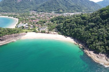 Sununga Plajı - Ubatuba, Brezilya 2024, Ocak. Bir yaz sabahı İHA görüntüsü.