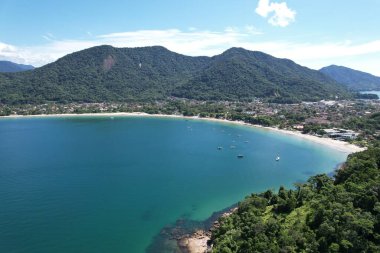 Ubatuba, Brezilya 'daki Lazaro sahilinin insansız hava aracı görüntüsü. Ocak 2024. Yüksek kalite fotoğraf