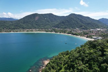 Ubatuba, Brezilya 'daki Lazaro sahilinin insansız hava aracı görüntüsü. Ocak 2024. Yüksek kalite fotoğraf