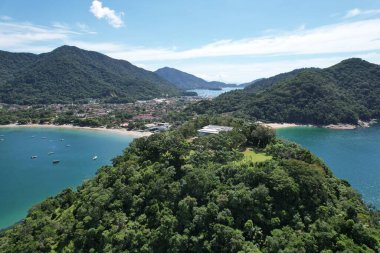 Ubatuba, Brezilya 'daki Lazaro sahilinin insansız hava aracı görüntüsü. Ocak 2024. Yüksek kalite fotoğraf
