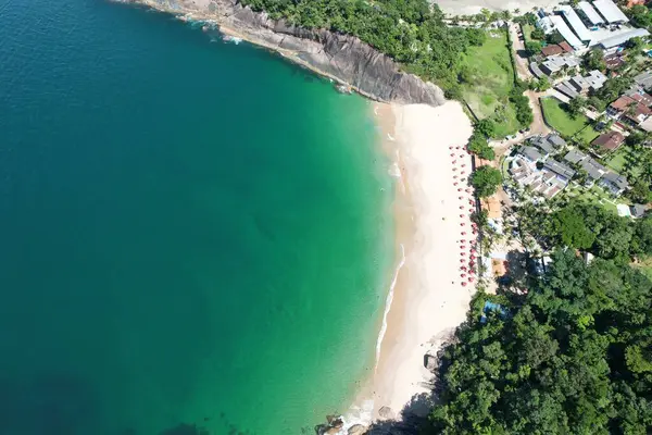 Sununga Plajı - Ubatuba, Brezilya 2024, Ocak. Bir yaz sabahı İHA görüntüsü.