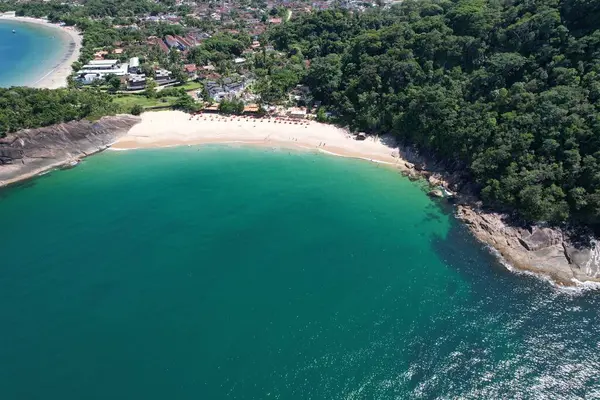 Sununga Plajı - Ubatuba, Brezilya 2024, Ocak. Bir yaz sabahı İHA görüntüsü.