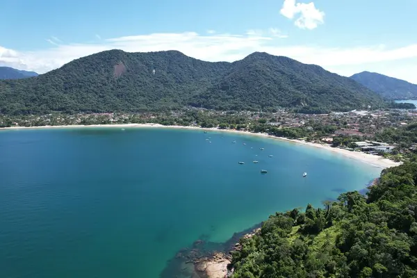 Ubatuba, Brezilya 'daki Lazaro sahilinin insansız hava aracı görüntüsü. Ocak 2024. Yüksek kalite fotoğraf