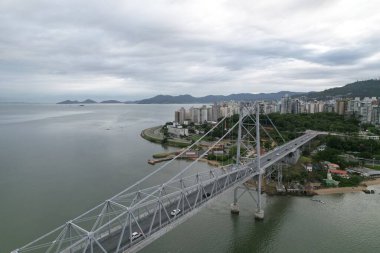 Hercilio Luz Köprüsü, Brezilya 'nın Santa Catarina eyaletindeki Florianopolis şehrinde yer almaktadır. Mart 2024.