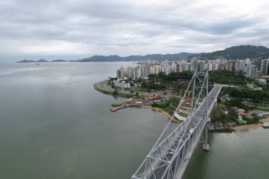 Hercilio Luz Köprüsü, Brezilya 'nın Santa Catarina eyaletindeki Florianopolis şehrinde yer almaktadır. Mart 2024.