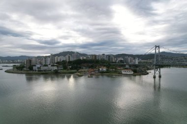 Hercilio Luz Köprüsü, Brezilya 'nın Santa Catarina eyaletindeki Florianopolis şehrinde yer almaktadır. Mart 2024.