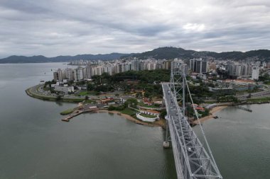 Hercilio Luz Köprüsü, Brezilya 'nın Santa Catarina eyaletindeki Florianopolis şehrinde yer almaktadır. Mart 2024.
