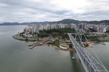 Hercilio Luz Köprüsü, Brezilya 'nın Santa Catarina eyaletindeki Florianopolis şehrinde yer almaktadır. Mart 2024.