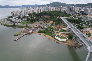 Hercilio Luz Köprüsü, Brezilya 'nın Santa Catarina eyaletindeki Florianopolis şehrinde yer almaktadır. Mart 2024.