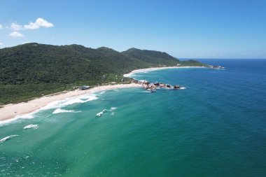 Brezilya 'nın Florianopolis kentindeki kayalıkların tepesinden Praia Mole ve Galheta plajlarının manzarası. Yüksek kalite fotoğraf