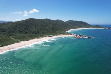 Brezilya 'nın Florianopolis kentindeki kayalıkların tepesinden Praia Mole ve Galheta plajlarının manzarası. Yüksek kalite fotoğraf