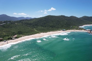 Brezilya 'nın Florianopolis kentindeki kayalıkların tepesinden Praia Mole ve Galheta plajlarının manzarası. Yüksek kalite fotoğraf