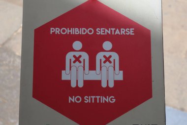 İspanyol Langauage 'ında yasak koltuk tabelası. Oturmanın yasak olduğu ilan panosu. Yüksek kalite fotoğraf