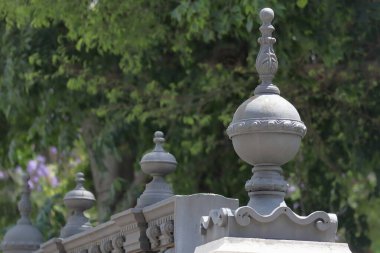 Sevilla 'daki siper sütunlarını süsleyen demir süsler. Yüksek kalite fotoğraf