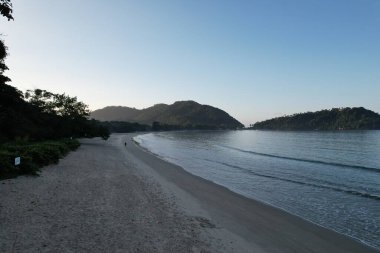 Lazaro sahilinde şafak vakti, Ubatuba, Brezilya. Yüksek kalite fotoğraf