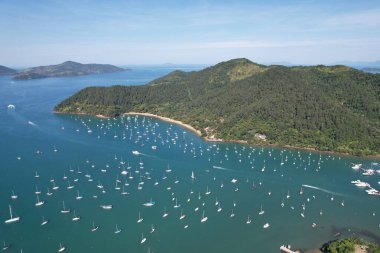 Saco da Ribeira 'nın hava manzarası, Ubatuba, Brezilya. Yelkenli ve tekne limanı. Yüksek kalite fotoğraf