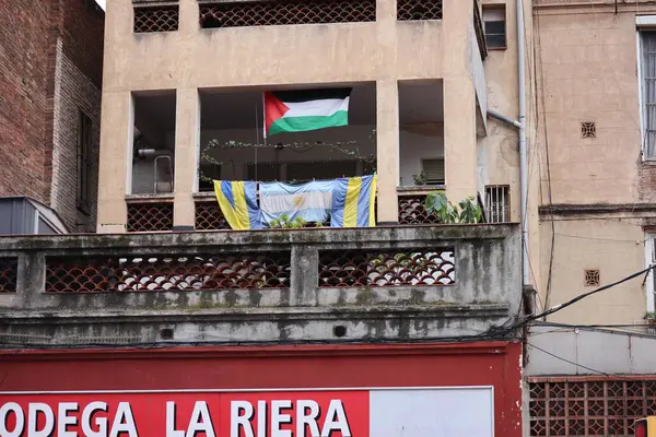 Filistin bayrağı, İspanya 'da Spainow' da bir pencereye asılı olan Filistin bayrağında asılı. Yüksek kalite fotoğraf