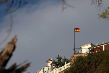 İspanya bayrağı mavi gökyüzüne karşı rüzgarda dalgalanıyor. Yüksek kalite fotoğraf