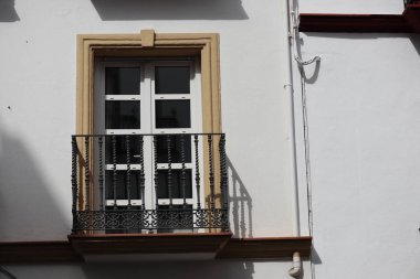 Beyazlatılmış duvarda çelik örgü olan pencereler. Endülüs beyaz köyü. Costa del Sol. İspanya. Yüksek kalite fotoğraf