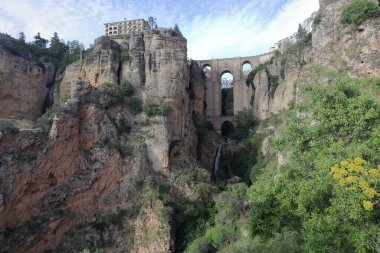 Puente Nuevo Köprüsü ve İspanya 'nın Endülüs şehrinin kayalık manzarası. Yüksek kalite fotoğraf