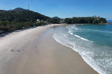 Güneşli bir günde Ubatuba, Sao Paulo, Brezilya 'da Tenorio sahilinin hava manzarası. Yüksek kalite fotoğraf